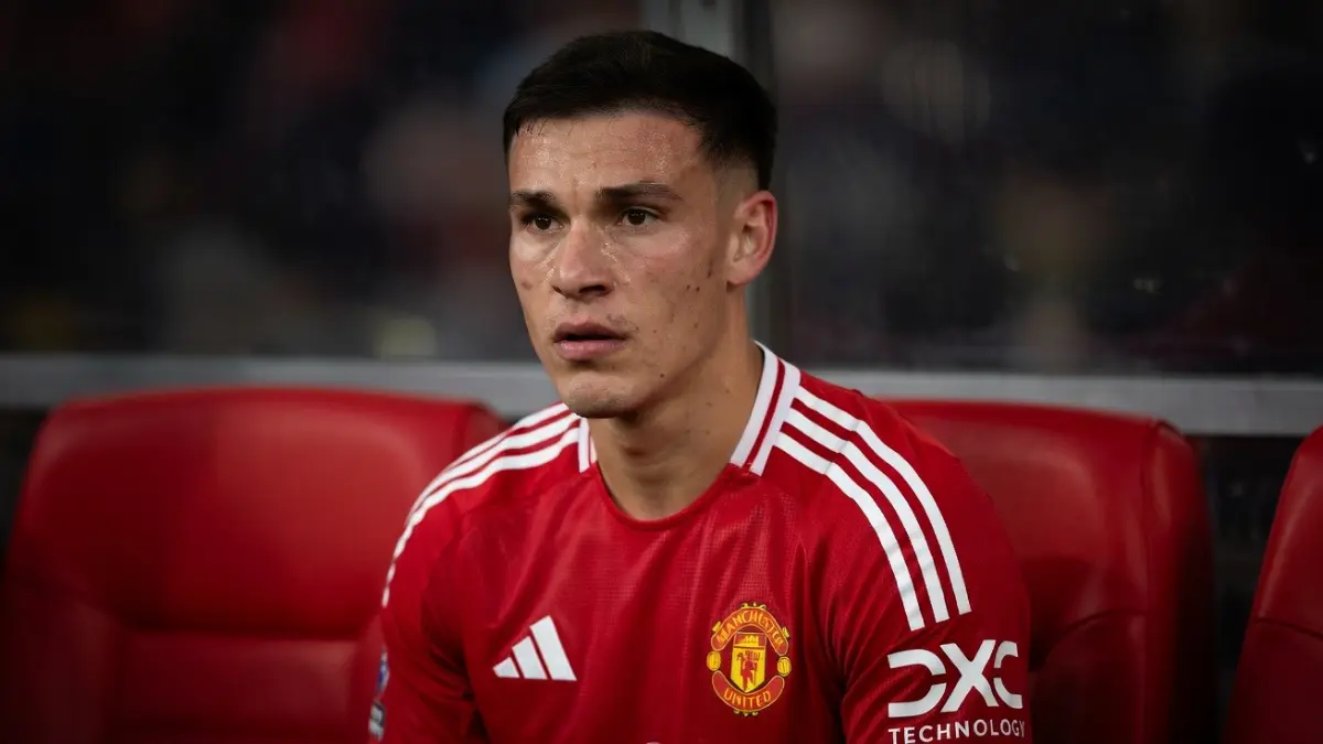 24-летний уругвайский полузащитник «Манчестер Юнайтед» Мануэль Угарте. — «Манчестер Юнайтед» готов продать Мануэля Угарте — «Тоттенхэм» и «Ньюкасл» в игре