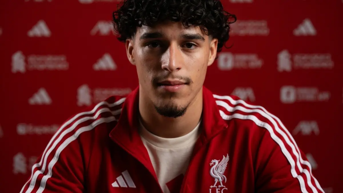 Ди Джей Эсдейл — Ди Джей Эсдейл подписал первый профессиональный контракт с «Ливерпулем»