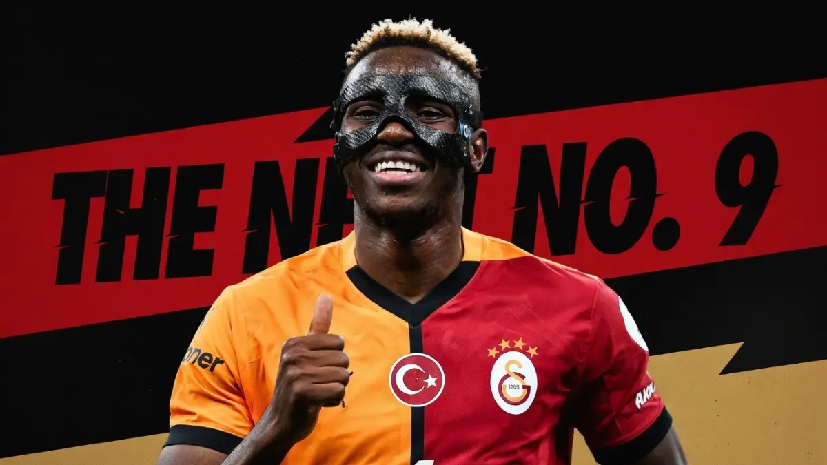 Нападающий стамбульского «Галатасарая» Виктор Осимхен. — Ники Батт призывает «МЮ» купить Осимхена и критикует трансфер Беньямина Шешко